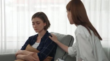 Destekleyici ve rahatlatıcı eller depresif hastayı neşelendiriyor ya da empati kurarak stres yapıyor. Psikolog, klinikte stresli ve üzgün bir hastaya güven veriyor..