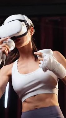 VR ya da sanal gerçeklik ile kadın boksör eğitimi almış, boks simülatöründeki yeteneğini geliştirmek için kontrolör kullanan bir VR kulaklık takıyor. Impetus
