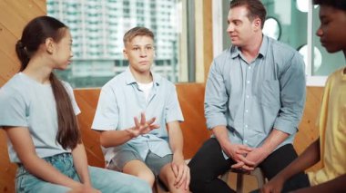 Grup terapisi sırasında çekici bir çocuk tecrübesini paylaşıyor. Etrafı çok kültürlü arkadaşlarla çevriliyken lise öğrencisi iyileşme sürecinden bahsediyor. Öğretim