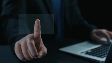 İş adamı, tahminsel büyük veri modellerinden gerçek zamanlı analizlere uzanan eğilimleri ve görüşleri ortaya çıkarmak için veri analizlerini derinlemesine inceleyerek, veri güdümlü kararların analitik endüstrileri UUID 'ye nasıl yönlendireceğini öğrenir