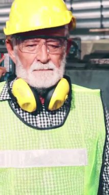 Fabrikada kıdemli işçi ya da mühendis. Fabrikada portreyi kapatın. Endüstri ve mühendislik kavramı .