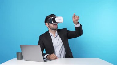 İş adamı bilgisayarla masada oturmuş yaratıcı fikirleri tartışıyor ve arttırılmış gerçeklik teknolojisi kullanarak online toplantıya katılıyor. Proje yöneticisi pazarlama stratejisini sunuyor. Aygıt.