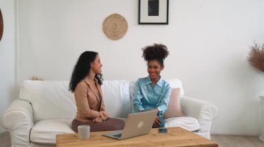 Mutlu hasta ve psikolog klinikte olumlu duygularla zihinsel sağlık sohbetlerini paylaşırken, aynı zamanda yurtiçi ofiste başarılı bir iş ve hayatı psikologa anlatıyor.