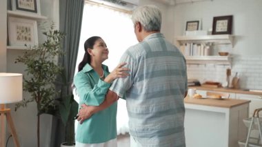Mutlu dedem ve büyükannem evde el ele tutuşup dans ediyorlar. Sevimli son sınıf çifti, mutfağa destek olurken müzik eşliğinde vakit geçiriyorlar. Myrmidon.