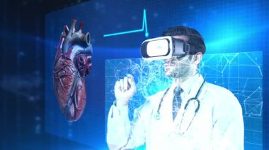 VR kulaklıklı zeki doktor laboratuvarda kalp hologramına bakıyor. Sanal gerçeklik içerisindeyken insan organlarını ve kalp semptomlarını kontrol eden yetenekli bir tıp çalışanı. Teknoloji. Aygıt.