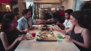 Grup arkadaşı ya da çift, özel ızgara et ve çıtır balık yemeğinin tadını çıkarıyorlar. Lezzetli restoran şenlik yemekleri atmosferinde eşsiz şef sofra deneyimi sunuyorlar. Vinosity.