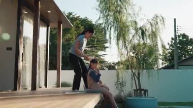 Şirin baba, anne ve kızı birlikte evin bahçesinde oturuyorlar. Ebeveynler, çevre farkındalığıyla ilgili genç nesli iletişim kurmak için açık hava aktivitelerini kullanırlar. Uyumsuzluk.