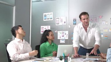 Profesyonel iş adamlarından oluşan bir grup sunumda el çırpıyor. Profesyonel Kafkas lideri, yaratıcı iş adamlarının elini çırpıyor. Başarılı bir takım. Yönlendirici.