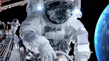 Astronot uzay yürüyüşü yaparken uzay istasyonunda uzay uçuşları yapıyor. Astronot operasyon için tam uzay kıyafeti giyiyor. Bu görüntünün elementleri NASA astronot fotoğraflarıyla donatılmıştır. .