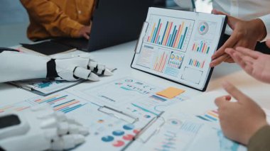 Kritik bir planlama oturumunda, ekipler devam eden araştırmaları güçlendirmek, pazarlama takibini düzenlemek ve bütün girişimlerde ileri momentum sağlamak için yapay zeka değerlendirmelerine güveniyorlar. Noogenesis Yapay Zeka