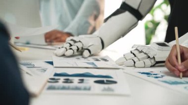 Yapay zeka, stratejik karar alma, pazarlama netliğini optimize etme ve üretken işbirliğini teşvik etmede danışmanları destekler. Noogenesis Yapay Zeka