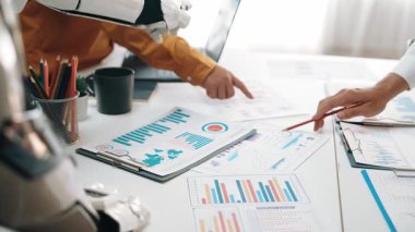 Profesyoneller iş verilerini yapay zeka araçlarıyla analiz ederek, hassas pazarlama çözümleri yaratmak için stratejik olarak işbirliği yapıyorlar. Noogenesis Yapay Zeka