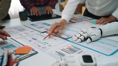 Yapay zeka destekli asistanların finans ve piyasa analizine yardım ettiği fütüristik bir iş ortamı. Noogenesis Yapay Zeka