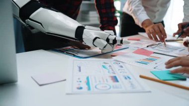 AI veri analizleri pazarlama uzmanlarının ince ayar stratejik planlama, takım çalışmasını geliştirme ve karmaşık iş sorunları için hassas çözümler üretmelerine yardımcı olur. Noogenesis Yapay Zeka