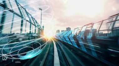 Çevrimiçi trafik kontrol sistemi olan sessiz ve fütürist bir şehirde akıllı ulaşım. Yeni bilgi çağındaki küresel eğilimleri değiştiren akıllı dijital dönüşüm ve teknoloji bozulması kavramı .