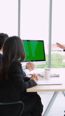 Konferans odasındaki iş adamları yeşil ekran krom anahtar televizyonlu ya da ofis masasında bilgisayar olan kişiler. Çeşitli iş adamları ve iş kadınları video konferansında bir araya geldi. .
