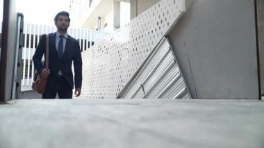 Akıllı bir iş adamı kendine güvenen bir binayla merdivenleri çıkıyor. İş aramak için merdivenlerde yürüyen yetenekli bir proje yöneticisi, modern gökdelende yeni bir iş arıyor. Uzayı kopyala Sevinçli..