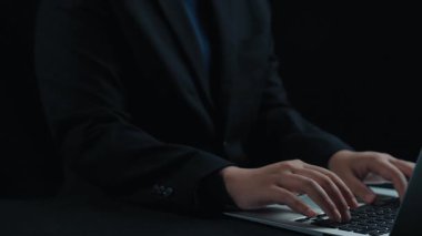 İş adamı çok kanallı stratejileri entegre ediyor, çevrimiçi alışveriş ve pazarlama erişimini artırıyor. Birbirine bağlı marka deneyimleri yaratmak için çok kanallı pazarlamanın gücünü keşfedin. Kullanıcı Kimliği