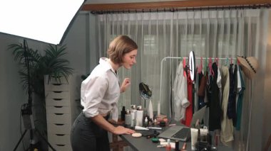 Kadın Etkilenen Vlog video görüntülerini canlı yayınlıyor Makyaj primi sosyal medya veya blog. Kozmetik stüdyosu ışıklandırmalı mutlu genç kız çevrimiçi pazarlama oturumu yayını için..