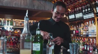 Asyalı barmenin karışık kokteyl likörünü likör karışımına katması, özel reklamı yaratıcı, canlandırıcı, bar lüksünde canlandırıcı bir vitrin haline getiriyor. Vinosity.