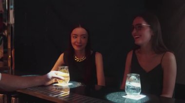 Güzel bir kadının VIP konuğunun portresi. Şık bir gece partisinde lüks bir gece kulübünde kadeh kaldırıyor. Barda oturmuş barmen atmosfer partisi yaşam tarzıyla konuşuyorum. Vinosity.