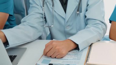 Hastane masasında birlikte çalışan ve tıbbi tedavi ya da sağlık hizmeti planlayan profesyonel bir grup. Takım çalışması başarılı hastalıklara ve hastalıklara yol açar. Ağır çekim. Katı.