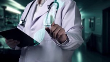 Elinde tablet olan zeki doktorlara yakın dur ve hastanede dururken DNA hologramına işaret et. DNA kopyalamasını analiz ederek genetik bozuklukları kontrol etme ve teşhis etme konusunda yetenekli bir tıp çalışanı. İyileştirici.
