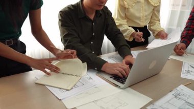 Modern ofiste doğruluk için mimari belge ya da plan ve ölçüm aracıyla birlikte dizüstü bilgisayarda mimari ayrıntılı planlama ve ölçüm projesine danışmanlık yapan mimar ve mühendis. - Yakın çekim. Tanımlama.