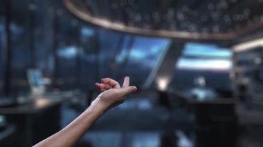 Robotik bir el, modern dijital çalışma alanındaki teknoloji ve veri yönetiminin kesişimlerini gösteren parlayan bir veri depolama grafiğiyle meşgul olur. Auvana