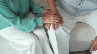 Stres yapma, kıdemli adam iş problemini düşünürken karısı onu rahatlatmak ve cesaretlendirmek için el ele tutuşuyor. Büyükannem ona destek olurken büyükbabamın baş ağrıları vardı. Eline odaklan. Myrmidon.