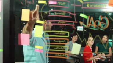 Cam duvarda istatistiksel mali grafiği olan pazarlama stratejisini işaret eden yetenekli bir işadamı. Profesyonel iş ekibi sunumu dinlerken müdür pazarlama fikrini paylaşıyor. İzleme