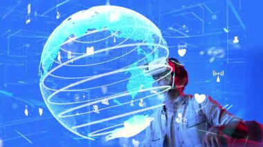 Heyecanlı adam sanal gerçeklik gözlüğü kullanarak küresel bağlantı hologramına bakıyor. Yetenekli yatırımcılar küresel iletişimi ve ağ bağlantısı hologramını inceliyor. Teknoloji. Aygıt.