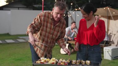 Aile hep birlikte bahçede kamp kurar, yaşlı bir çift barbekü yapar, yemek yer. Son sınıflar kamp faaliyetlerini kullanırlar, doğayla iç içe olurlar ve aile bağları arasındaki farkı yeniden bağlarlar. Uyumsuzluk.