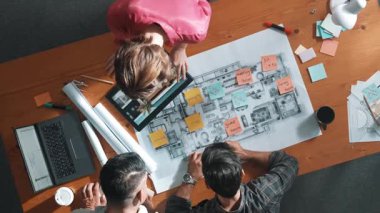 Tasarım toplantıya katılırken inşaat mühendisinin proje planının yukarıdan aşağı görüntüsü. Profosyonel yönetici, bina inşaatı tasarımı için planlama yaparken birlikte çalışıyor. Sempozyum.