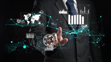 İş adamı, tahmin edilen büyük veri modellerinden gerçek zamanlı analizlere uzanan eğilimleri ve görüşleri ortaya çıkarmak için veri analizlerini derinlemesine inceleyerek, veri güdümlü kararların analitik endüstrileri nasıl ileri götürdüğünü öğrenir Faas