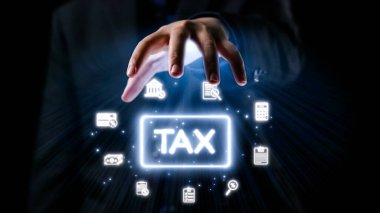 Profesyonel bir iş adamı, dijital vergilendirme ve modern mali yönetim çözümlerini temsil eden finansal sembollerle çevrili parlak bir vergi simgesine uzanır. Dörtgen