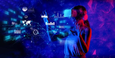 Bir kadın sanal gerçeklik teknolojisini veri analizlerini keşfetmek, yenilikçi gösterge panelleri ve yapay zeka araçları aracılığıyla etkileşimli finansal içgörüler ve pazarlama stratejileri ile ilgilenmek için kullanır. XDMCP