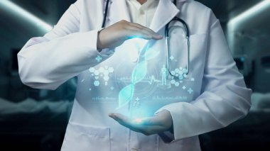 Yetenekli doktorların DNA örneği hologramı hastanede yüzüyor. Profesyonel tıp çalışanı tedaviye hazırlanırken ve genetik testler yaparken semptomları kontrol ediyor. İyileştirici.
