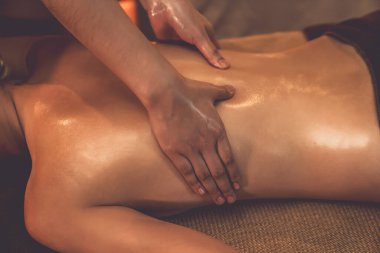 Yakından kadın müşteri strese karşı spa masajını rahatlatıyor ve lüks otel ya da otelde sıcak mum ışığında güzellik teniyle eğleniyor. Sessiz.