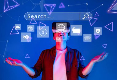 Çevrimiçi arama ve optimizasyon çabalarını temsil eden görsel unsurlarla çevrili sanal gerçeklik teknolojisiyle uğraşan genç bir adam, dijital pazarlama geleceği sergiliyor. XDMCP