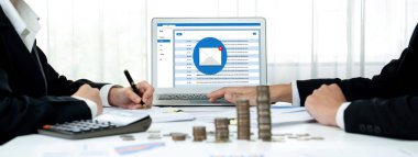 Bilgisayar ekranında canlı gösteren e-posta bildirim iletisi. Dijital pazarlama iletisi bilgi metni iş dünyasından müşteriye