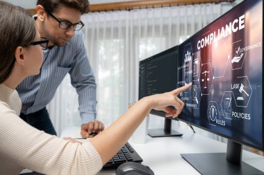 Kaliteli standartları karşılamak için çevrimiçi şirket işleri için uyum sistemi