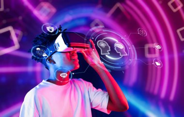 Genç bir birey sanal gerçeklik başlığını canlı bir dijital alanda kullanır, yapay zeka kavramlarını araştırır ve teknolojiyle bir bağlantı kurar. XDMCP