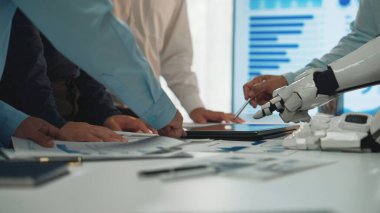 İnsan ellerinin robot kolla işbirliği yaptığı, verileri analiz ettiği ve grafikler ve grafiklerle çevrili planlar yaptığı dinamik bir çalışma alanı. Noogenesis