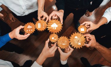 Modern bir iş ortamında teknoloji ve bilgisayar çözümlerinde işbirliğini sembolize eden çoklu ellerle çalışan çoklu ellerin dinamik genel bakış açısı. Dostluk