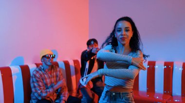 İspanyol dansçı çeşitli arkadaşlar birlikte dans ederken hareket eder. Mutlu profesyonel hipster el sıkışırken aynı zamanda çok kültürlü bir grubu destekliyor ve cesaretlendiriyor. Mutluluk.