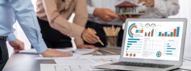 İç mimar tasarımcı grubu, daha kesin tasarım için planlar ve dizüstü bilgisayar ekran mimari yazılımı üzerinde birlikte tartışıyorlar. Modern ev tasarımı ve yenileme. İçgörü