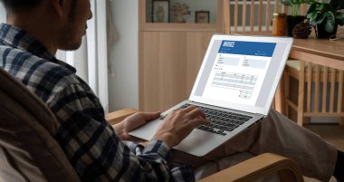 Muhasebe uygulamasından gelen fatura bilgisayar ekranında. Şirket işlerinin finans ve bütçesi için bilgisayar programı. Rahatça..