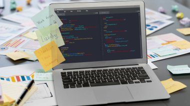 İş fikri için yaratıcı ve analitik beyin fırtınası için yapışkan bir not ve dizüstü bilgisayarında BI veri paneli var. Pazarlama stratejisi için finansal veri görselleştirme teknolojisini analiz et. Dahi.