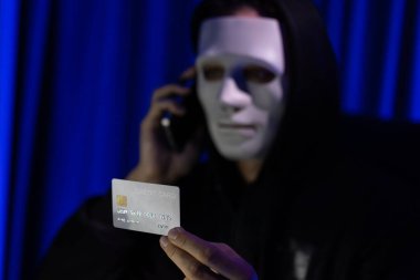 Kredi kartı sahibini arayıp gizli bilgilerle tehdit etmek için beyaz suçlu maskesi. Tüm veritabanları, güvenlik ihlali yapmaya çalışarak şifre şifreleme yapmak için. Bireysel.